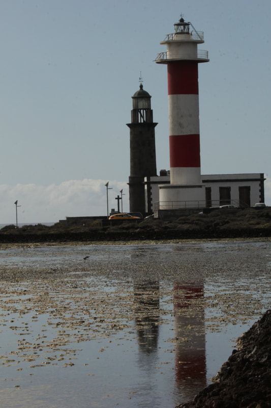 Alter und neuer Leuchtturm spiegeln sich im Atlantik, Fuencaliente de La Palma